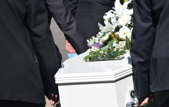 Pourquoi contacter des pompes funèbres lors d’un deuil ?