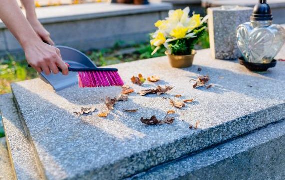Nettoyage d’une pierre tombale en granit : nos conseils pour réussir cette tâche