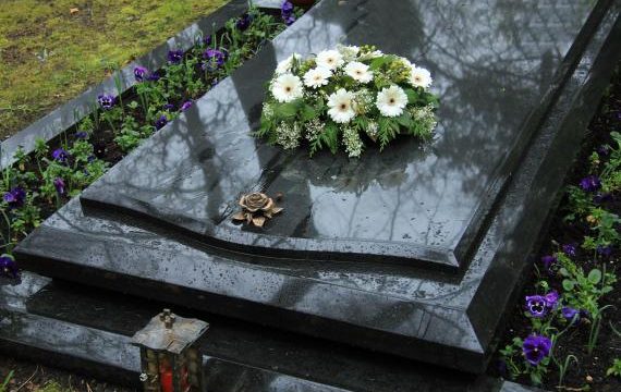 Acheter un monument funéraire : pourquoi s’adresser à un marbrier funéraire ?