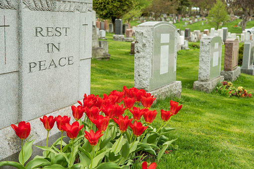 Personnaliser une plaque funéraire : idées et conseils
