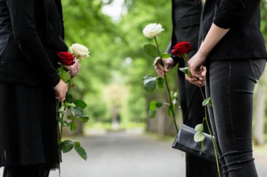 Est-il possible de combiner les rituels funéraires de différentes cultures ou religions ?