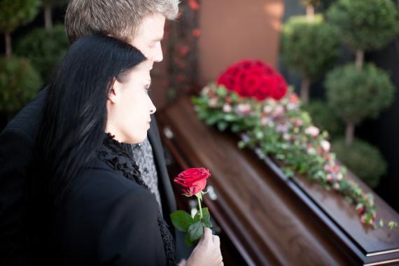 Peut-on personnaliser les fournitures funéraires, comme les fleurs ou les faire-part ?