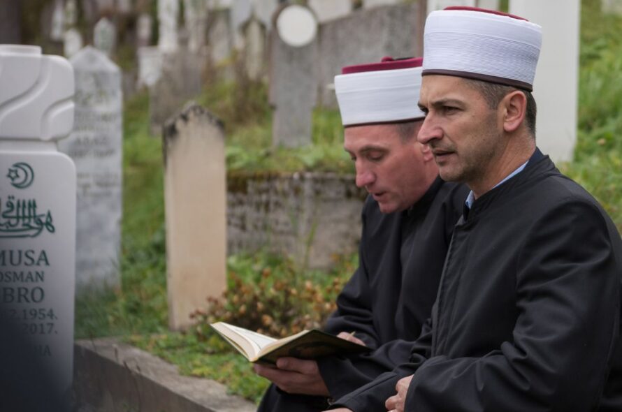 Quels sont les rituels et les pratiques courantes lors d’une cérémonie funéraire musulmane ?