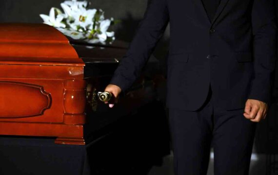 Comment éviter les arnaques et les pratiques abusives dans l’industrie funéraire ?