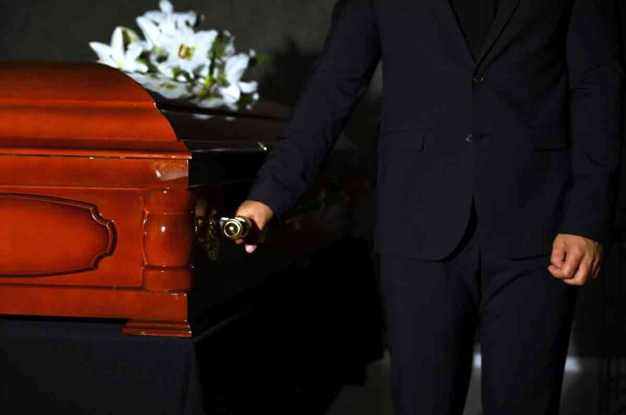 Comment éviter les arnaques et les pratiques abusives dans l’industrie funéraire ?