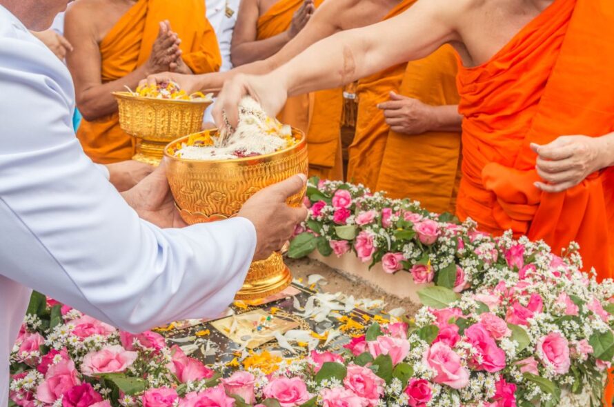 Quels sont les rituels et les pratiques courantes lors d’une cérémonie funéraire bouddhiste ?