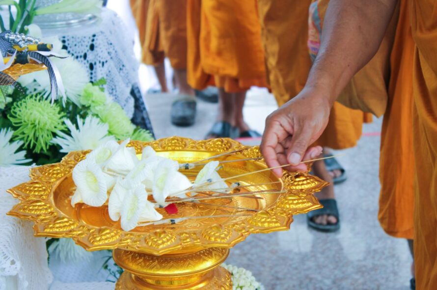 Quels sont les éléments clés d’un autel bouddhiste lors d’une cérémonie funéraire ?