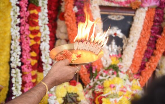 Quels sont les éléments clés d’un autel hindou lors d’une cérémonie funéraire ?