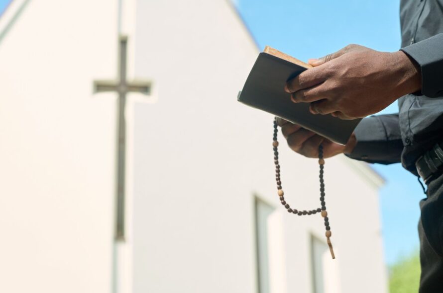 Quels sont les chants et les prières couramment utilisés lors d’une cérémonie funéraire catholique ?