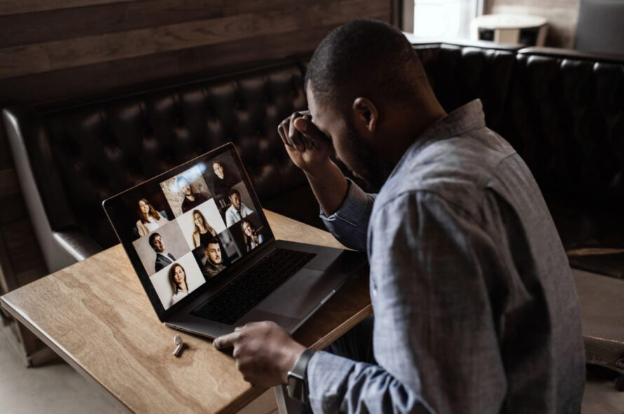 Cérémonie d’adieu virtuelle : Comment honorer un être cher à distance ?