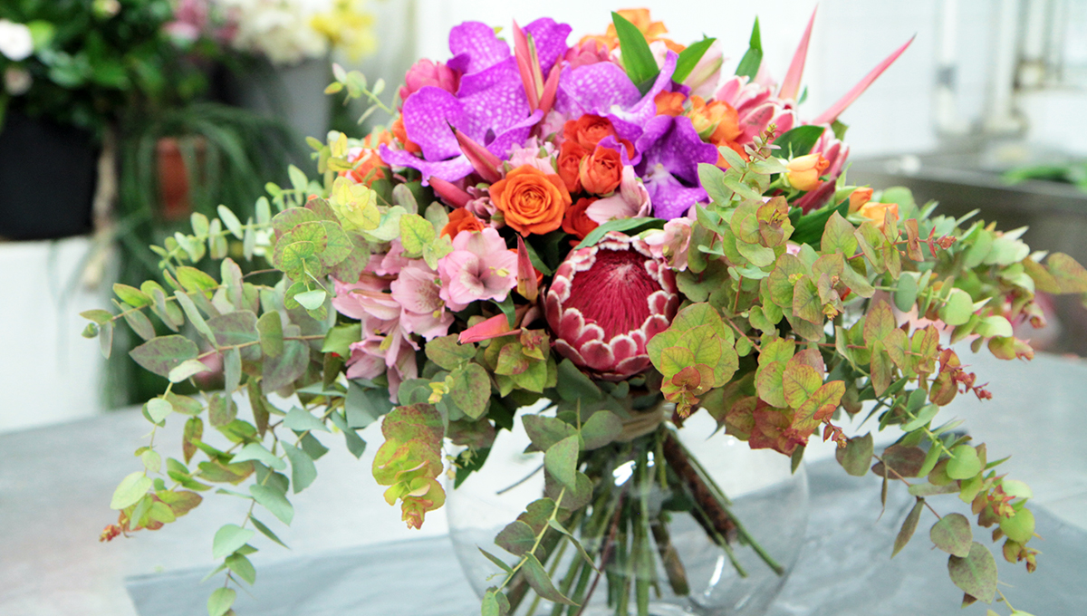 bouquet avec des fleurs tropicales