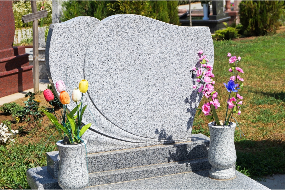 Vases funéraires en marbre blanc : symboles de pureté et de sérénité lors d’un deuil