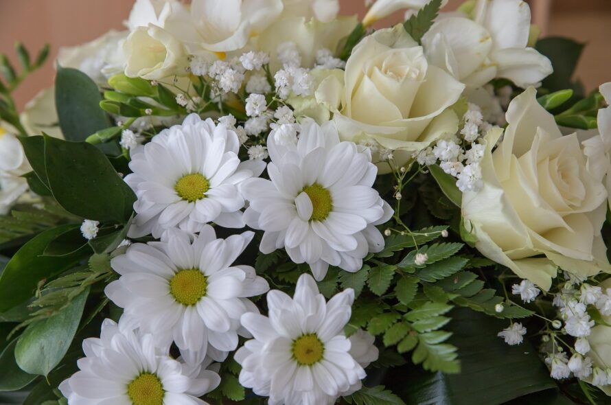 Fleurs de deuil : comment choisir pour rendre hommage à un être cher ?